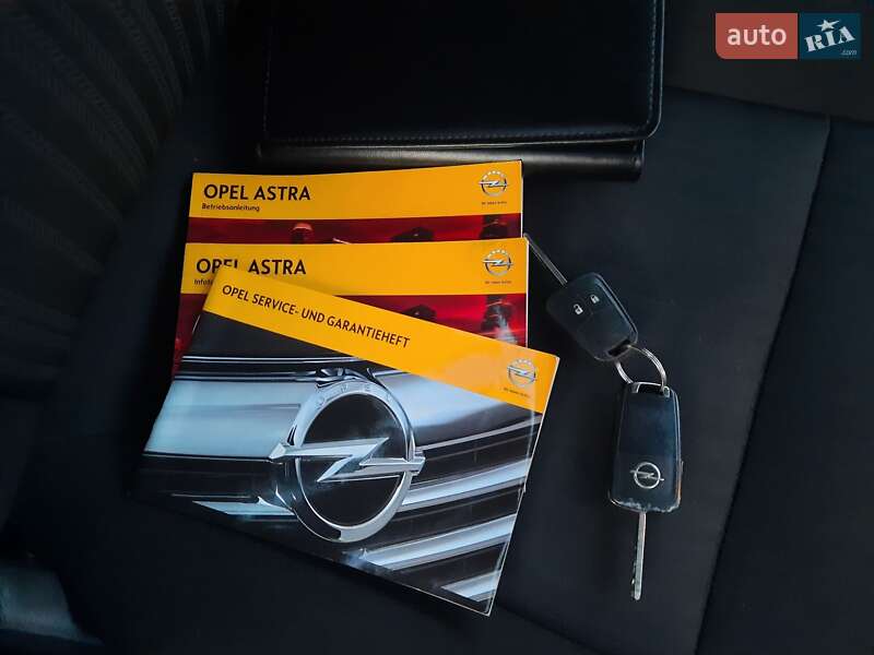 Універсал Opel Astra 2013 в Рівному