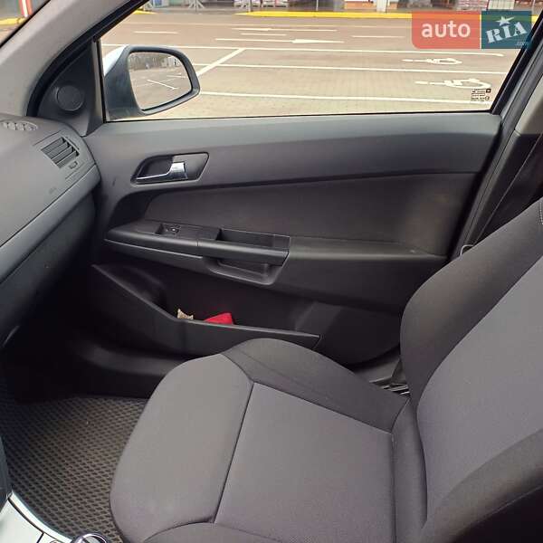 Хэтчбек Opel Astra 2012 в Киеве фото 12 Хэтчбек Opel Astra 2012 в Киеве