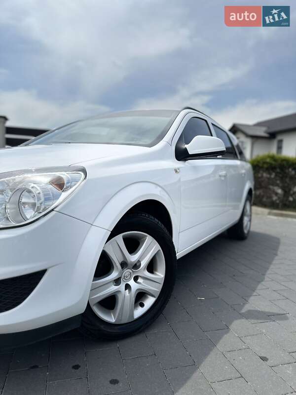 Универсал Opel Astra 2010 в Иршаве