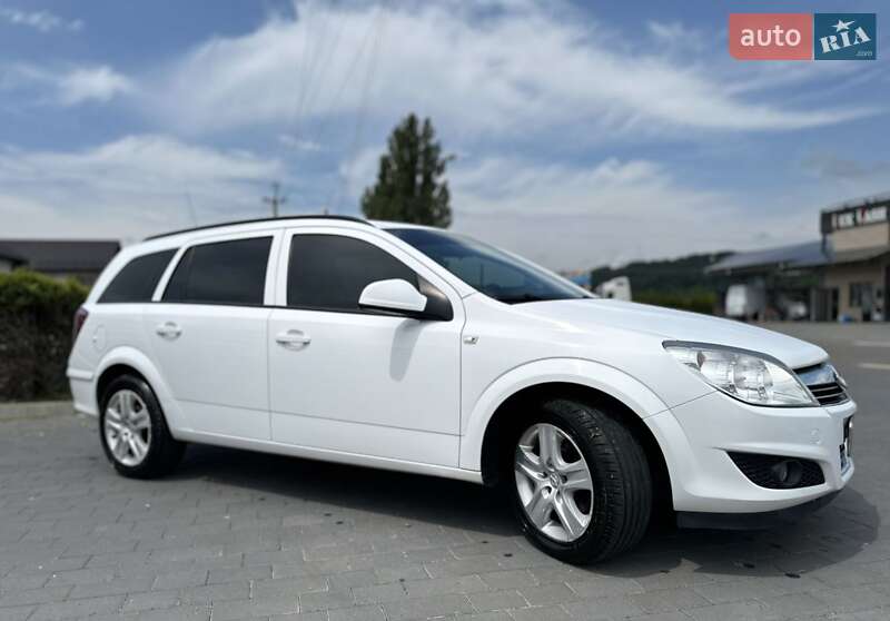 Универсал Opel Astra 2010 в Иршаве