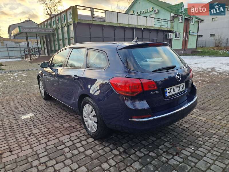 Универсал Opel Astra 2013 в Мукачево