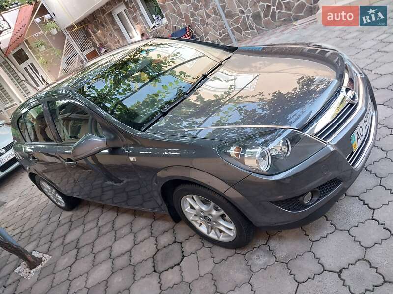 Хэтчбек Opel Astra 2011 в Ужгороде