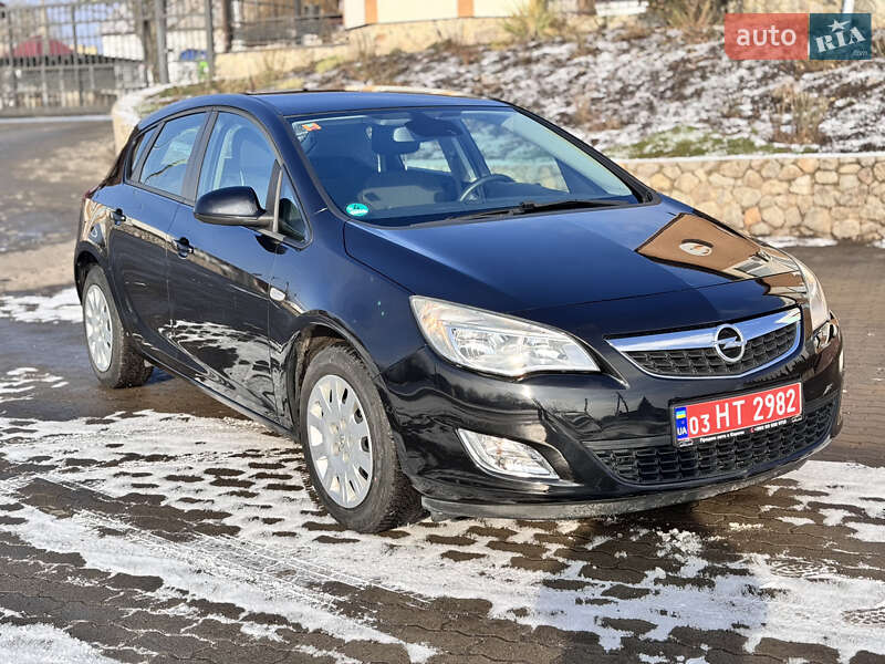 Хэтчбек Opel Astra 2010 в Великой Багачке