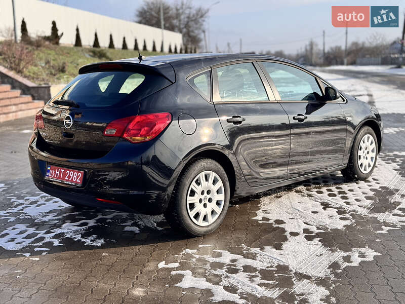 Хэтчбек Opel Astra 2010 в Великой Багачке