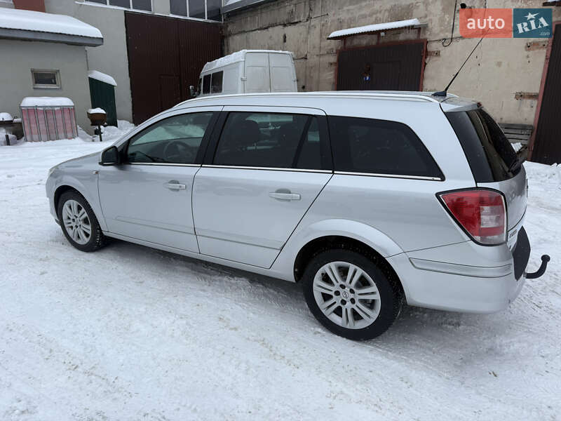 Универсал Opel Astra 2010 в Калуше