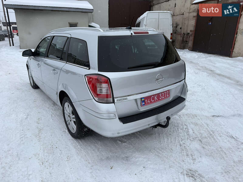 Универсал Opel Astra 2010 в Калуше