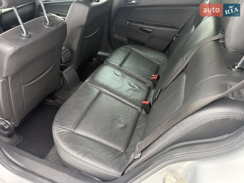 Универсал Opel Astra 2010 в Калуше