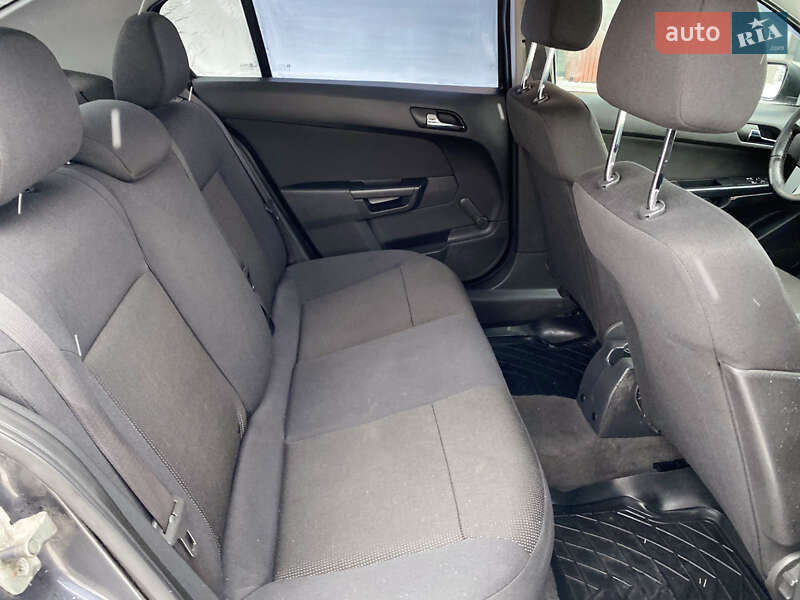 Седан Opel Astra 2012 в Киеве