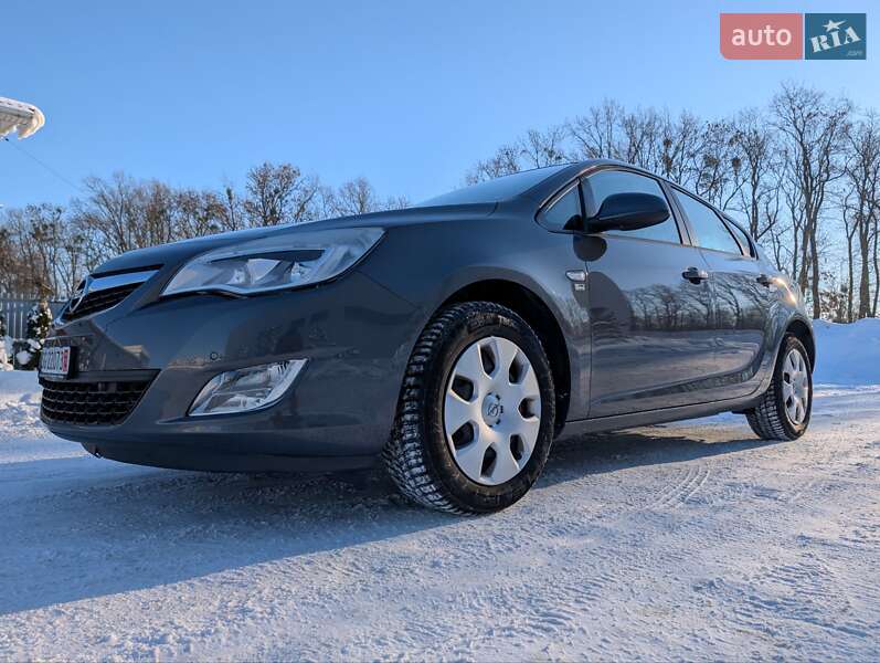 Хэтчбек Opel Astra 2012 в Луцке