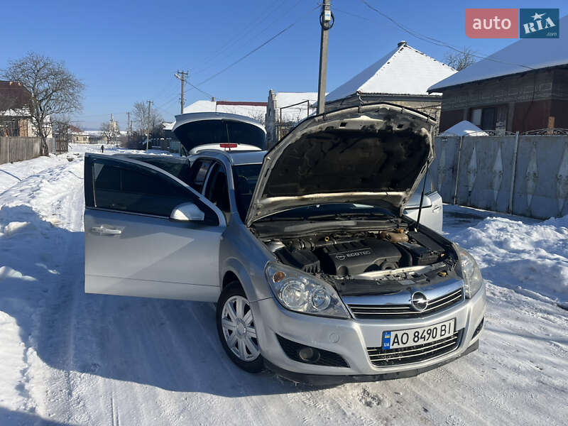 Универсал Opel Astra 2009 в Хусте