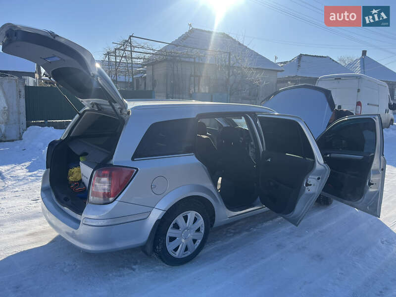 Универсал Opel Astra 2009 в Хусте