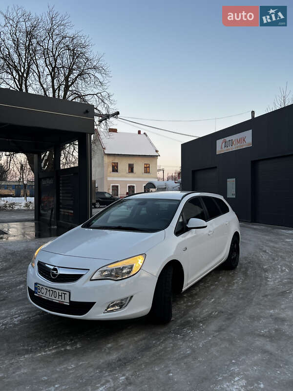 Универсал Opel Astra 2011 в Самборе