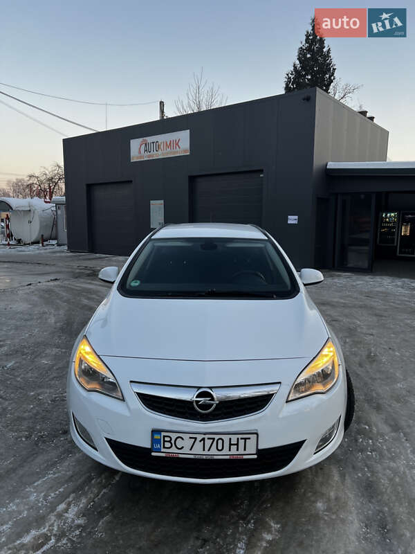 Универсал Opel Astra 2011 в Самборе