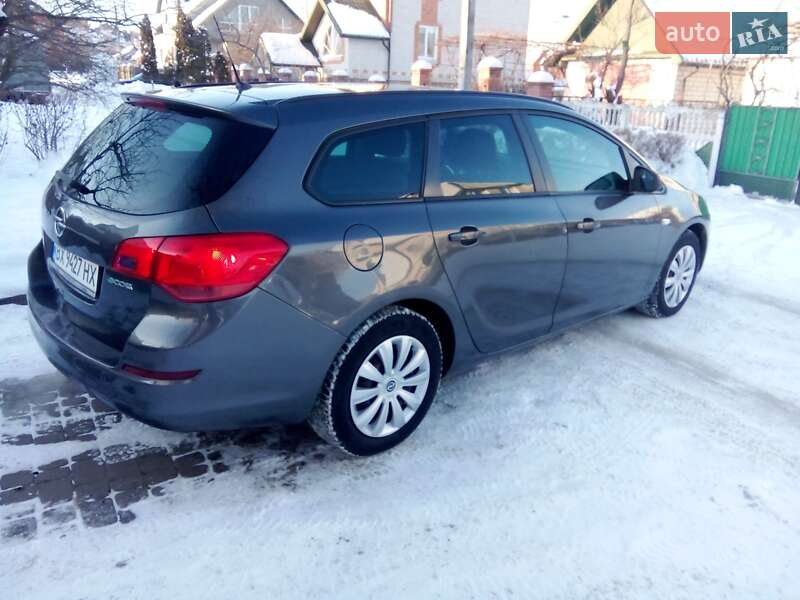 Универсал Opel Astra 2011 в Вараше