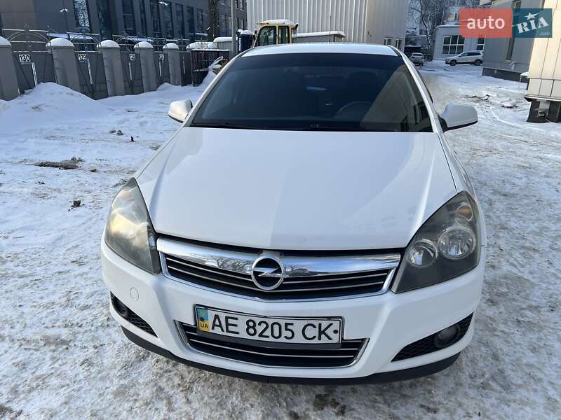 Седан Opel Astra 2013 в Киеве фото 3 Седан Opel Astra 2013 в Киеве