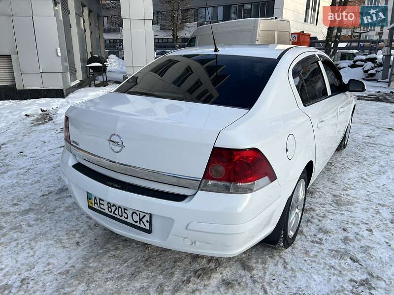 Седан Opel Astra 2013 в Киеве фото 7 Седан Opel Astra 2013 в Киеве