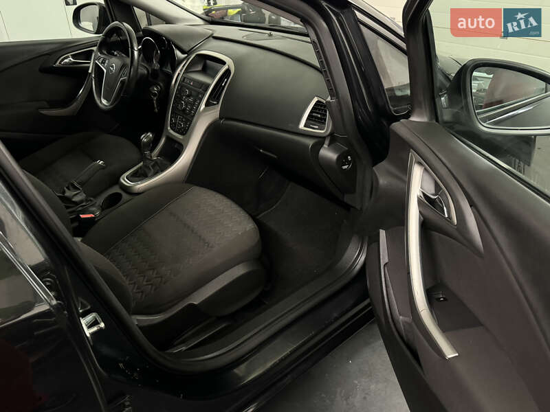 Универсал Opel Astra 2013 в Киеве