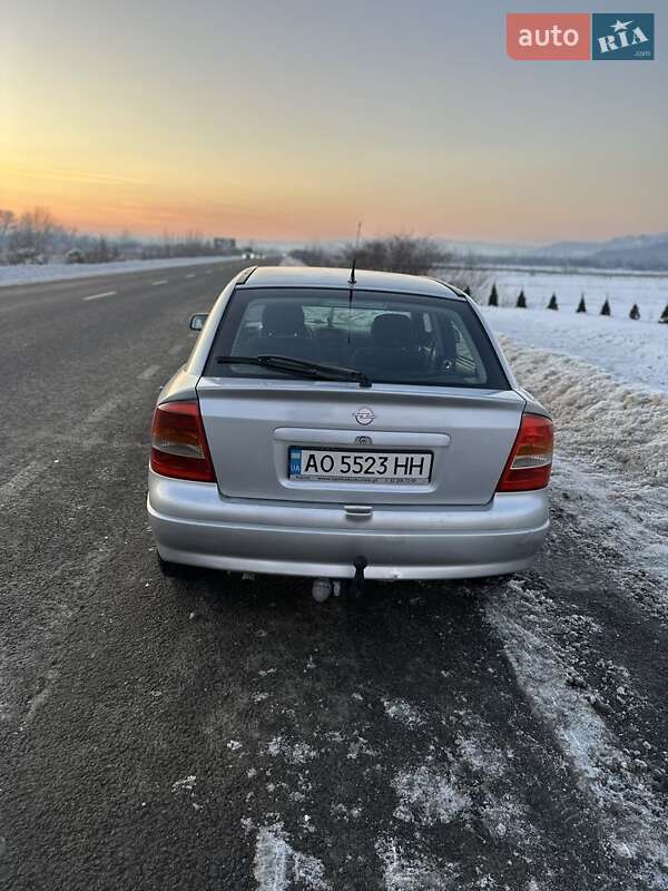 Хэтчбек Opel Astra 2001 в Хусте