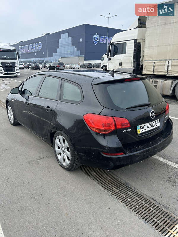 Универсал Opel Astra 2011 в Львове