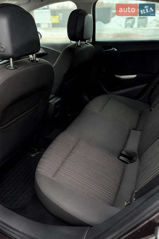 Хэтчбек Opel Astra 2011 в Ровно