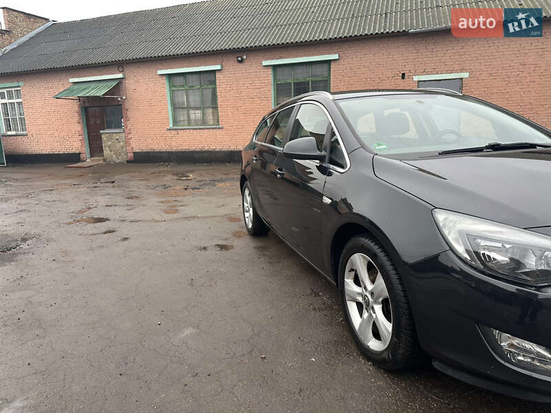 Универсал Opel Astra 2012 в Нововолынске