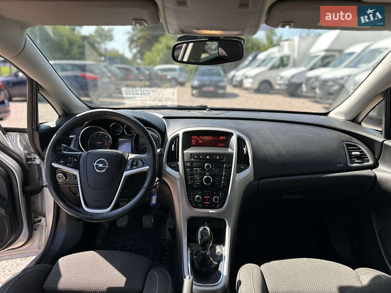 Универсал Opel Astra 2011 в Ровно