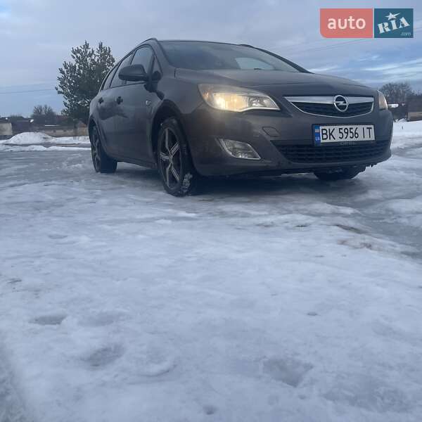 Универсал Opel Astra 2011 в Сарнах