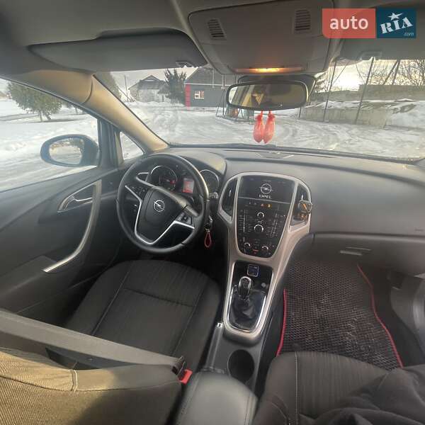 Универсал Opel Astra 2011 в Сарнах