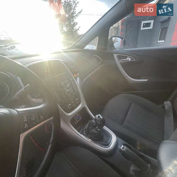 Универсал Opel Astra 2011 в Сарнах