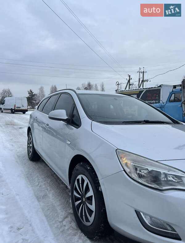 Универсал Opel Astra 2012 в Олевске