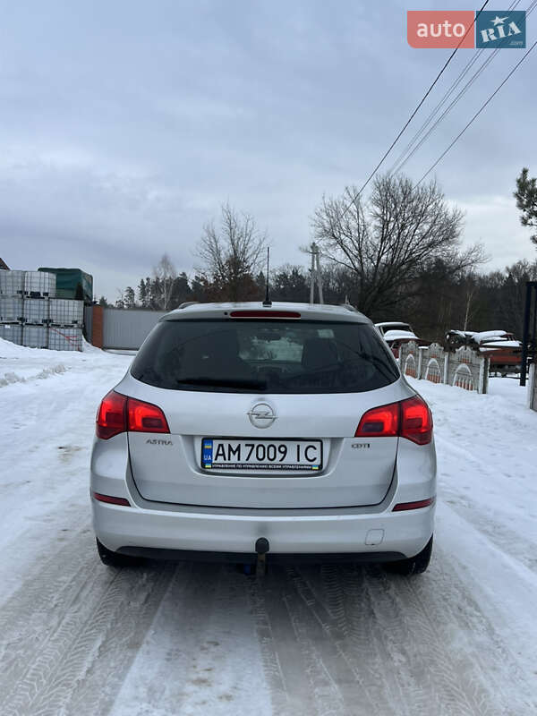 Универсал Opel Astra 2012 в Олевске