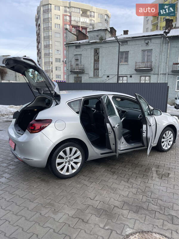 Хэтчбек Opel Astra 2013 в Львове