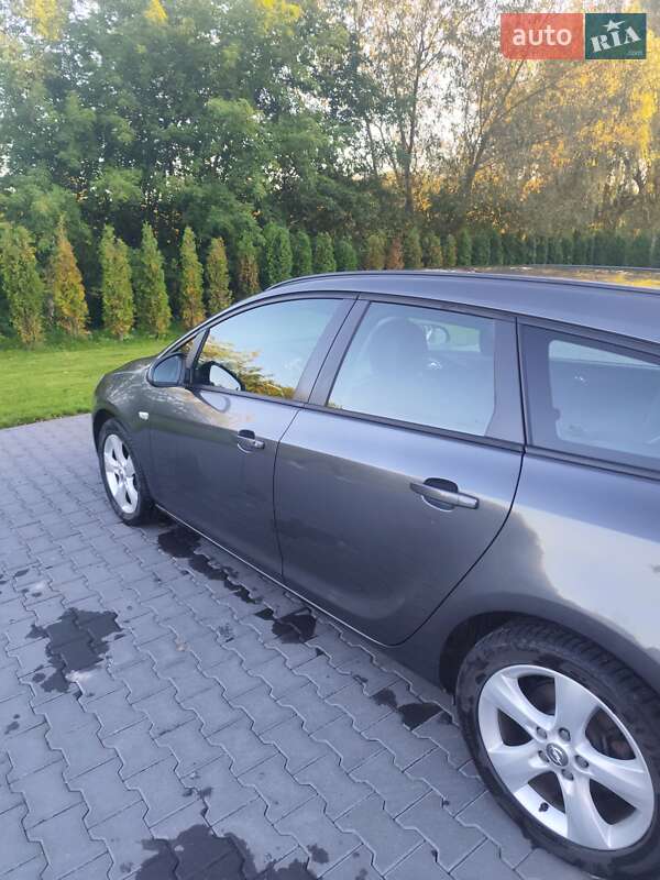 Универсал Opel Astra 2011 в Зборове