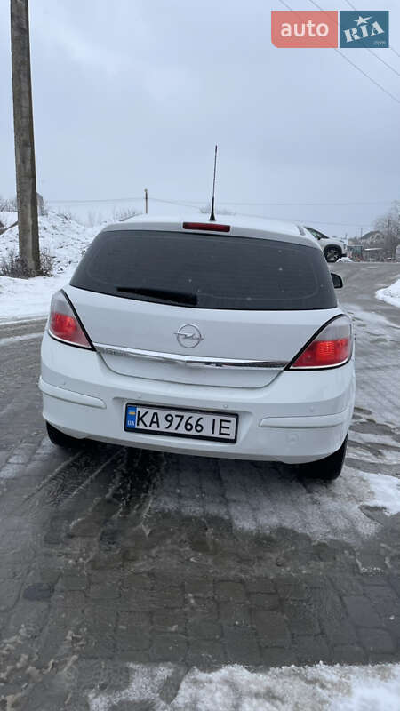 Хэтчбек Opel Astra 2012 в Надворной