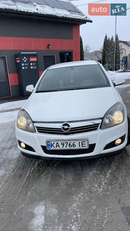 Хэтчбек Opel Astra 2012 в Надворной