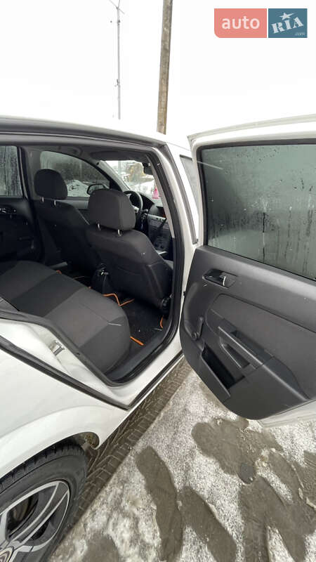 Хэтчбек Opel Astra 2012 в Надворной