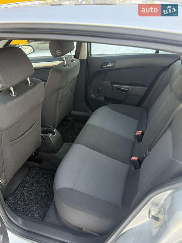 Хэтчбек Opel Astra 2008 в Луцке