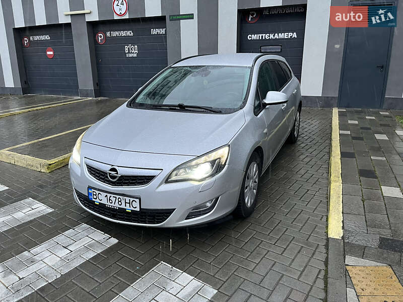 Универсал Opel Astra 2012 в Львове