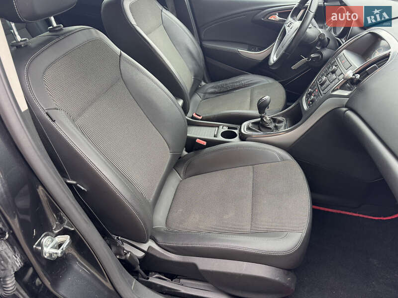 Универсал Opel Astra 2012 в Староконстантинове