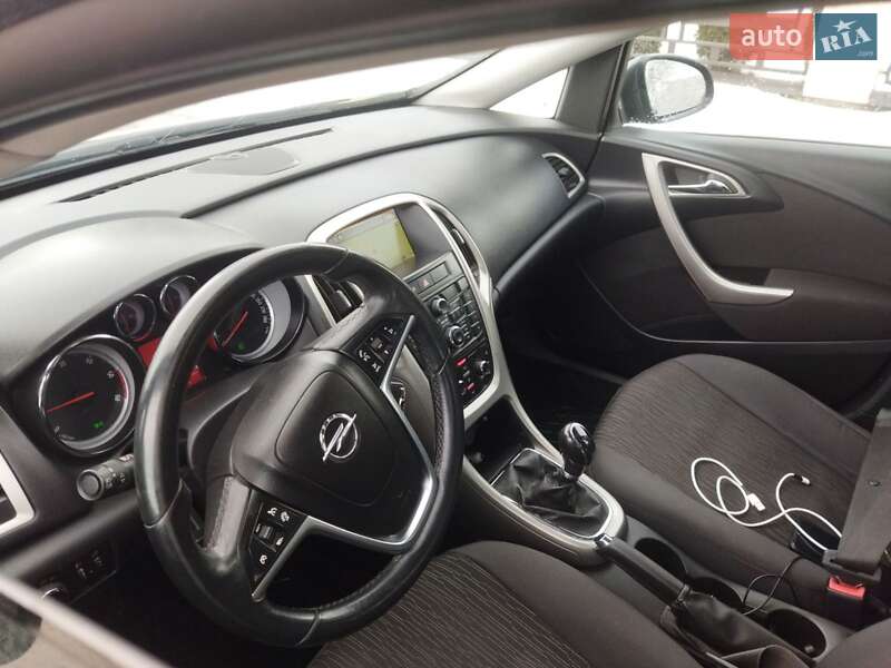 Универсал Opel Astra 2011 в Ивано-Франковске