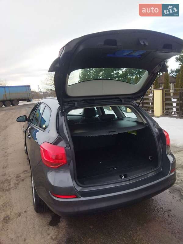 Универсал Opel Astra 2011 в Ивано-Франковске