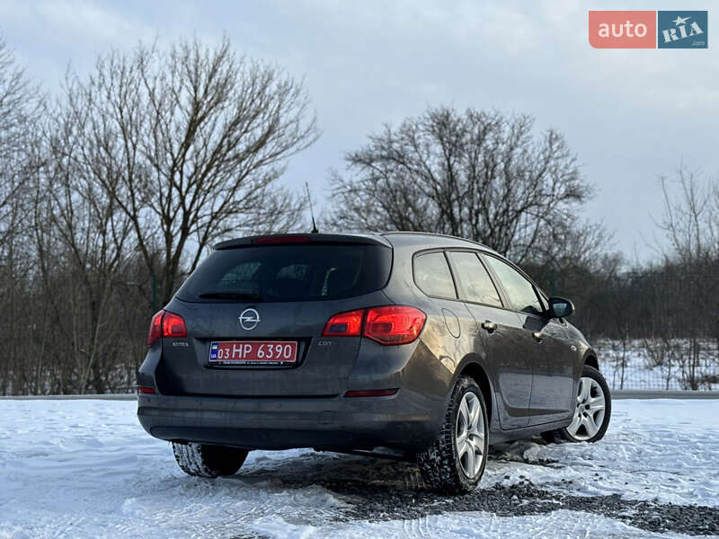 Універсал Opel Astra 2012 в Дрогобичі