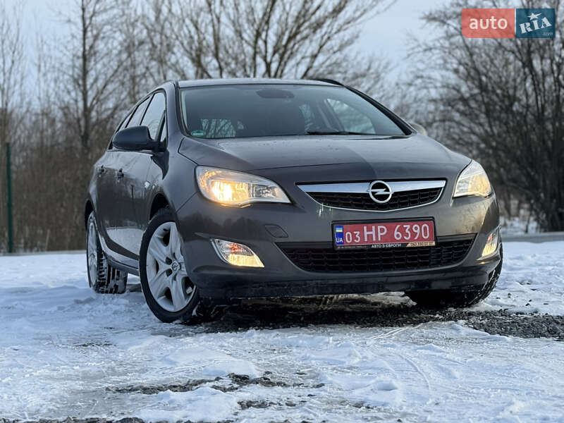 Універсал Opel Astra 2012 в Дрогобичі