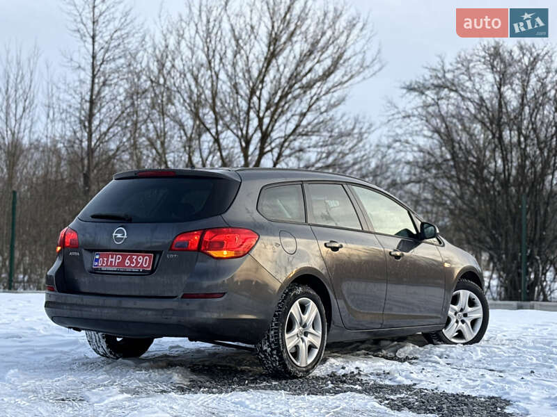 Універсал Opel Astra 2012 в Дрогобичі