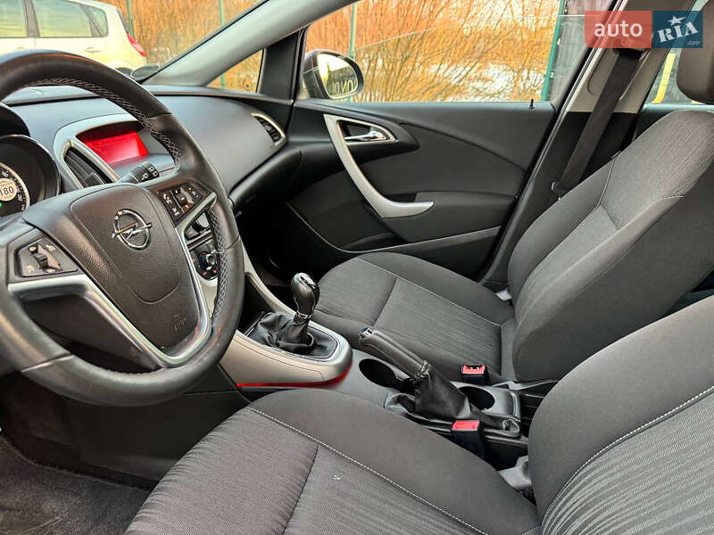 Універсал Opel Astra 2012 в Дрогобичі