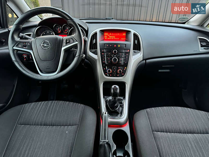 Універсал Opel Astra 2012 в Дрогобичі