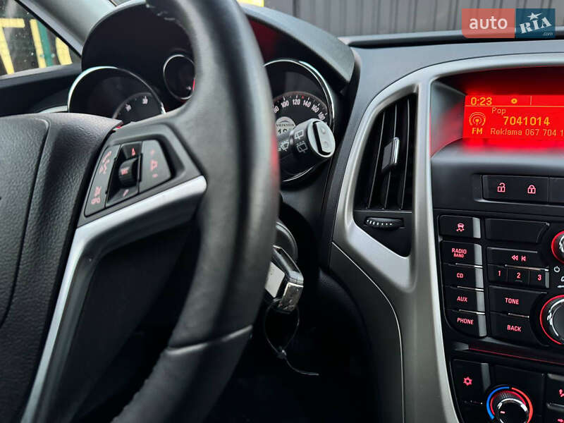 Універсал Opel Astra 2012 в Дрогобичі