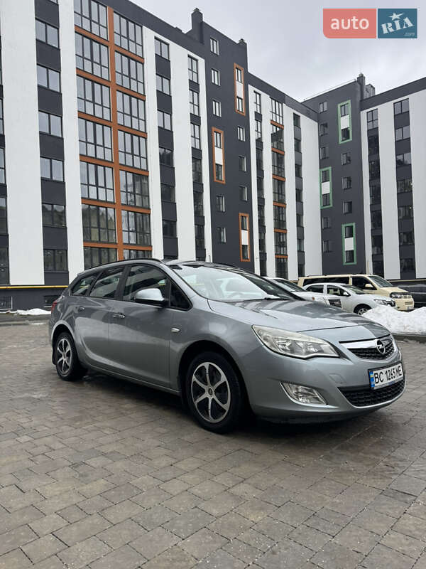 Универсал Opel Astra 2012 в Львове