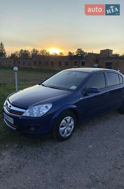 Седан Opel Astra 2009 в Ромнах