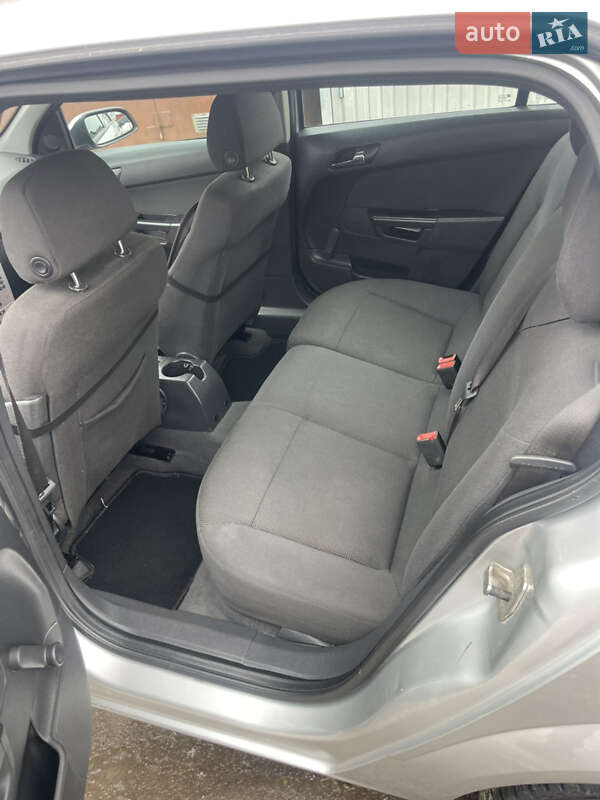 Универсал Opel Astra 2009 в Ровно